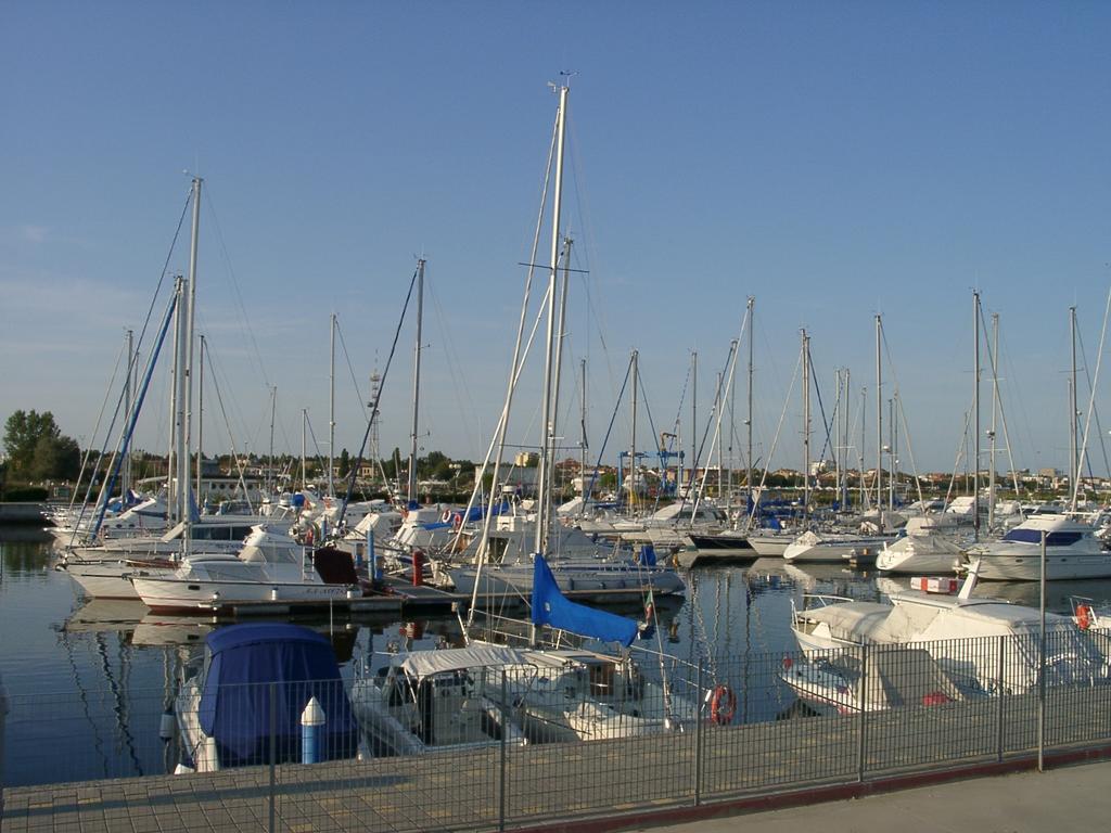Residenza Holiday Llido Degli Estensi Exteriör bild